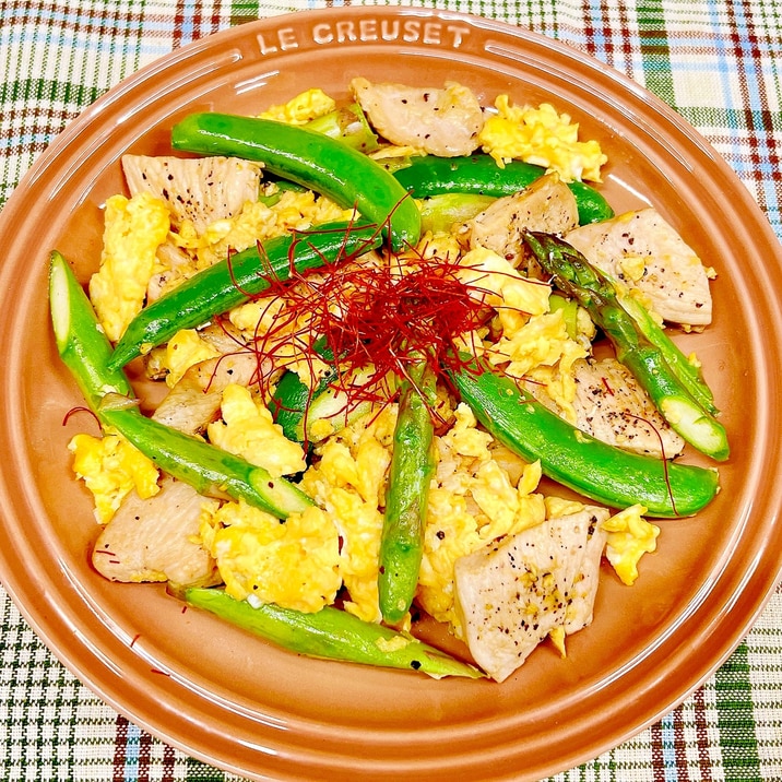 鶏むね肉で！スナップえんどうとアスパラの卵炒め